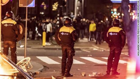 Rotterdamská policie v pátek uzavřela veřejnou dopravu a nařídila lidem, aby se vrátili domů, protože protesty eskalovaly.