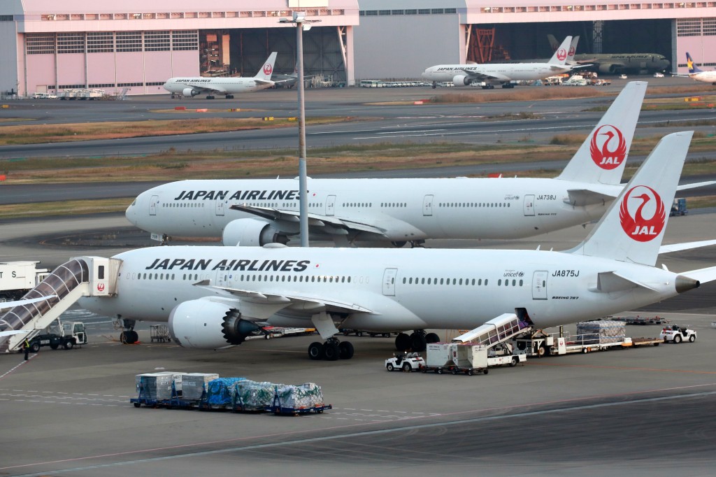 Letadla Japan Airlines sedí na asfaltu na letišti Haneda v Tokiu.