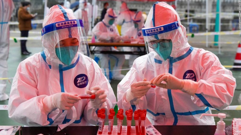 Čína detekuje první případ koronaviru Omicron na pevnině