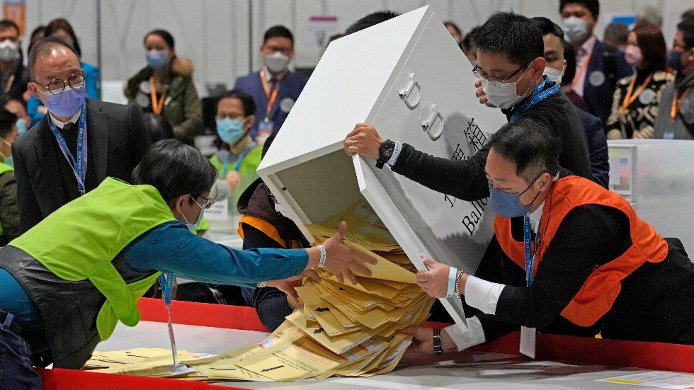 Kandidáti na podporu Pekingu se účastnili voleb v Hongkongu