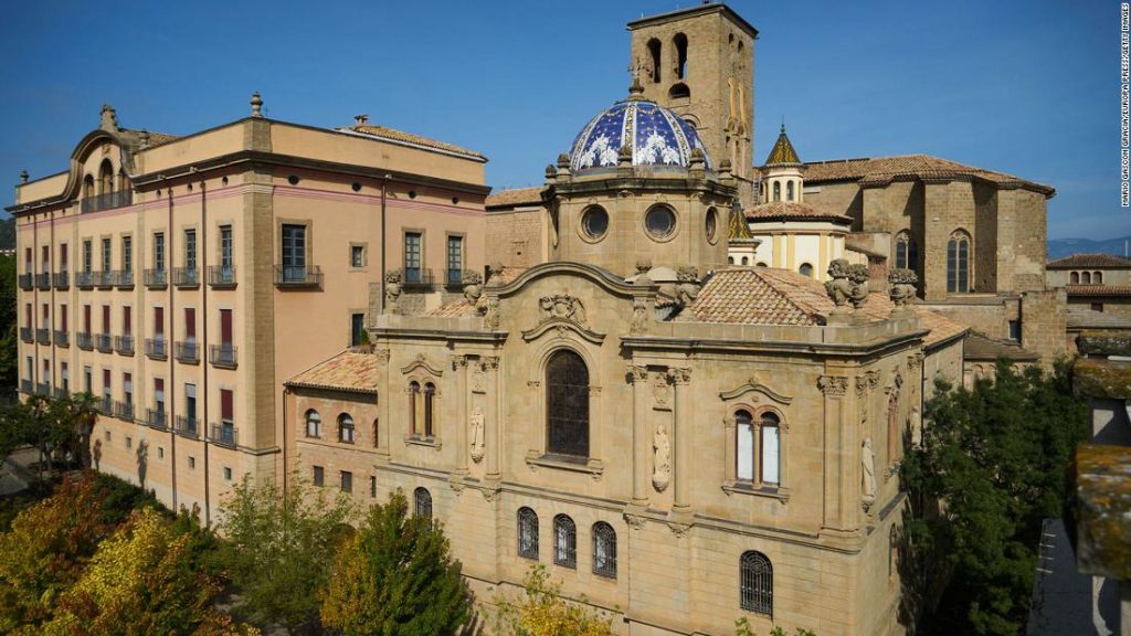 Španělský biskup ztrácí církevní pravomoci poté, co se oženil s erotickou autorkou