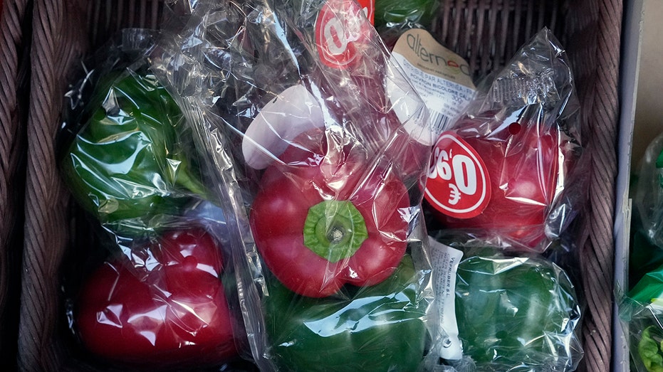 Papriky zabalené v plastovém obalu jsou vystaveny v kiosku s potravinami v Paříži, pátek 31. prosince 2021. 