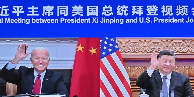 Na této fotografii vydané společností Xinhua se čínský prezident Si Ťin-pching (vpravo) a americký prezident Biden objevují na obrazovce, když se setkávají prostřednictvím video spojení v Pekingu v Číně v úterý 16. listopadu 2021.