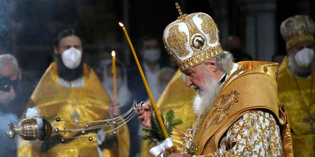 Ruský pravoslavný patriarcha Kirill slouží ve čtvrtek 6. ledna 2022 vánoční mši v katedrále Krista Spasitele v Moskvě v Rusku.