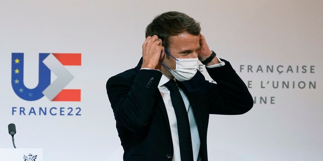 Francouzský prezident Emmanuel Macron nosí ochrannou masku poté, co se zúčastnil mediální konference s předsedkyní Evropské komise Ursulou von der Leyen v Elysejském paláci v Paříži, Francie, pátek 7. ledna 2022 (AP Photo/Michel Euler, Pool)