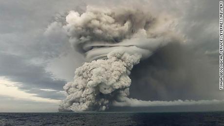 Popel stoupá do vzduchu po silné podvodní sopečné erupci v jižním Tichém oceánu. 