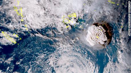 Satelitní snímek pořízený japonským meteorologickým satelitem Himawari 8 a zveřejněný agenturou ukazuje podmořskou sopečnou erupci v tichomořském státě Tonga v sobotu 15. ledna 2022. 