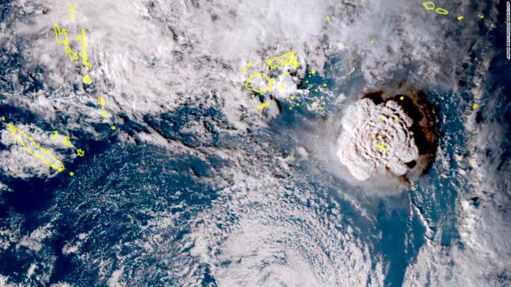Tonga: Varování před tsunami v USA poté, co vlny zasáhly tichomořský ostrov po sopečné erupci