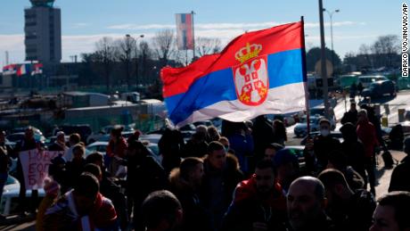 Fanoušci při Djokovičově příjezdu do Bělehradu mávají srbskou vlajkou. 