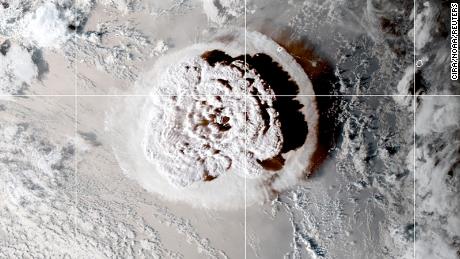 Na satelitním snímku pořízeném 15. ledna 2022 je vidět erupce podmořské sopky u Tongy, která vedla k tomu, že několik ostrovních států v jižním Pacifiku varovalo před tsunami. 