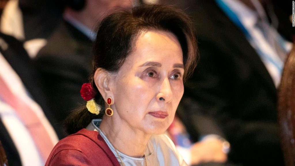 Aun Schan Su Ťij byla odsouzena ke čtyřem letům vězení