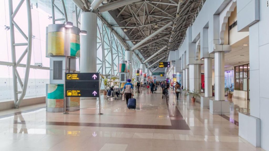 Cestující s Covid-19 unikli z karantény na indickém letišti