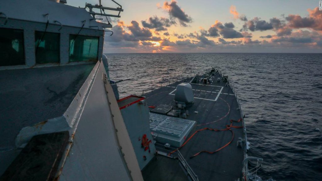 Jihočínské moře: USS Benfold vzdoruje čínským územním nárokům