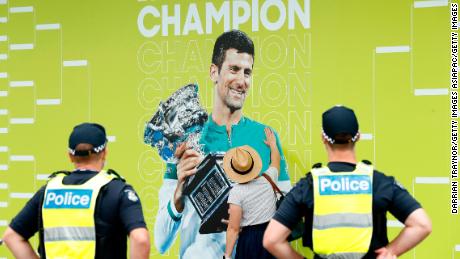 Djokovič, loňský šampion Australian Open, je během letošního turnaje vystaven v Melbourne na transparentu. 