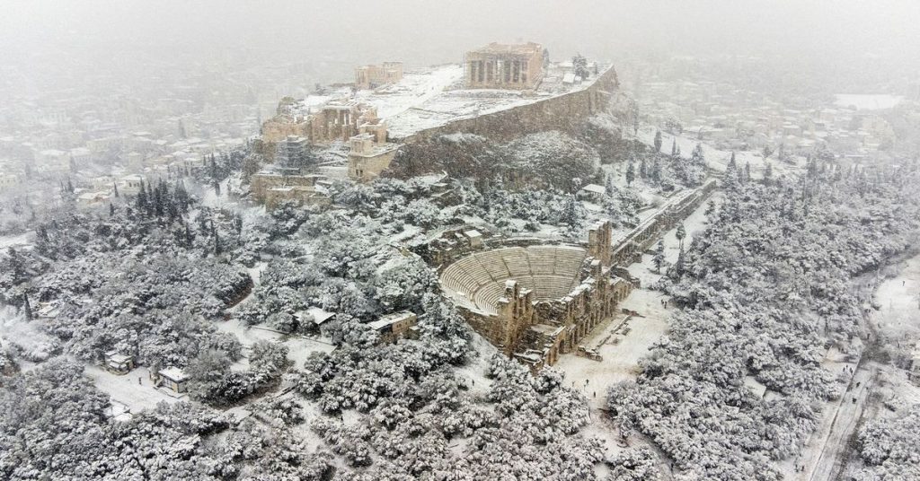 Silné sněžení paralyzuje řeckou metropoli a posádky se snaží osvobodit uvízlé řidiče