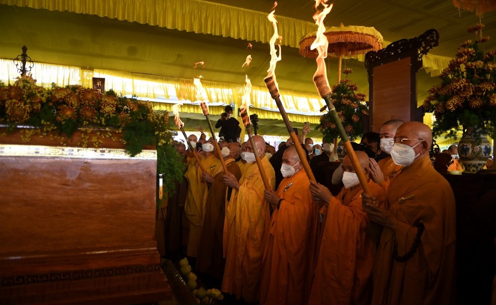 Tisíce lidí se účastní pohřbu buddhistického mnicha Thich Nhat Hanh |  náboženské zprávy