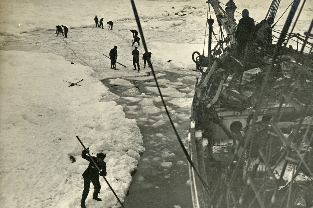 SOUBOR: 100 let od zahájení Shackletonovy transantarktické expedice.  5. prosince 1914 průzkumník Ernest Shackleton opustil Jižní Georgii se svou lodí HMS Endurance a zamířil do Antarktidy.  Jeho imperiální transantarktická expedice je nyní považována za poslední ve zlatém věku průzkumu Antarktidy.  Na palubě byl fotograf Frank Hurley, který zdokumentoval výpravnou cestu.  Během několika týdnů se posádka dostala do problémů.  Plavidlo obklopil těžký led, který zastavil jejich postup a začal loď postupně drtit.  Jako zázrakem zůstali na palubě téměř rok, ale koncem následujícího října byly škody způsobené ledem tak velké, že byli nuceni loď opustit.  Hurley dokázal z paluby zachránit 400 svých vzácných skleněných negativů, ale kvůli jejich váze s sebou na další cestu mohl nést pouze 150.  Když vybral to nejlepší, aby se ujistil, že už nebude v pokušení sbírat, zbytek rozbil.  14. a 15. února 1915 jsou podnikány namáhavé snahy osvobodit „Vytrvalost“ z ledu, ale nakonec jsou neúspěšné;  pořízený během Imperial Trans-Antarctic Expedition, 1914-17, vedené Ernestem Shackletonem.