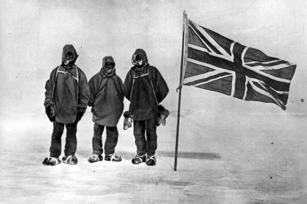 Irský průzkumník Sir Ernest Henry Shackleton a dva členové jeho expedičního týmu vedle Union Jacka do 111 mil od jižního pólu, rekordní výkon.