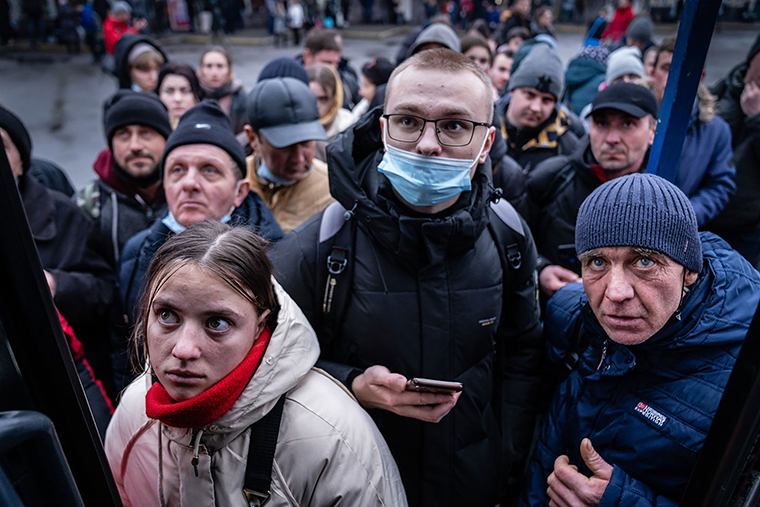 Lidé v Kyjevě se ve čtvrtek pokusili nastoupit do autobusu a cestovat na západ do Polska.