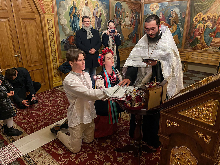 Svyatoslav Fursin (vlevo) a Yerina Arieva ve čtvrtek klečí během svatebního obřadu v katedrále svatého Michaela v Kyjevě.