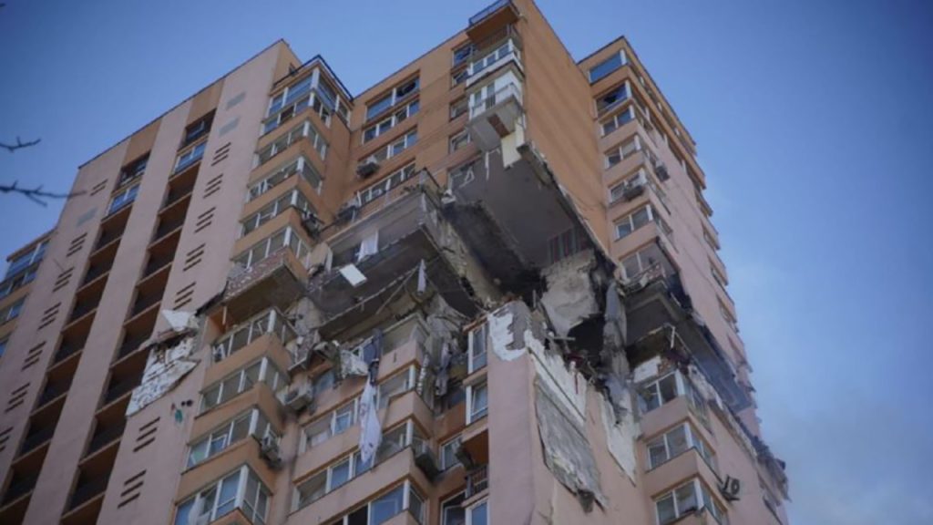 Výškový bytový dům v Kyjevě zasáhl raketový útok
