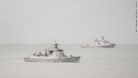 Dvě válečné lodě Čínské osvobozenecké armády jsou vidět na fotografii zveřejněné australskou armádou poté, co uvedla, že jedna z lodí ohrožuje australské letadlo laserem.