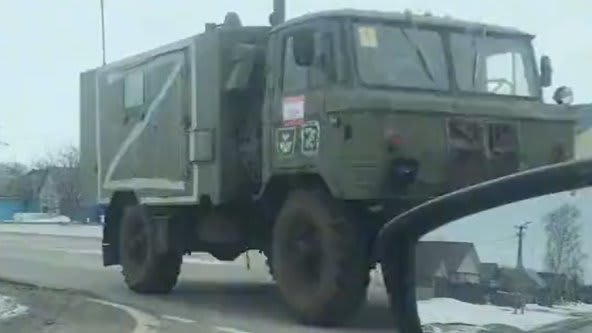 Symbol „Z“ na ruských tancích a vojenských vozidlech poblíž ukrajinských hranic