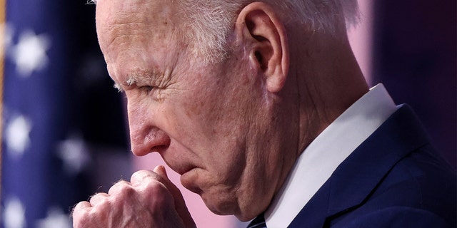 Prezident Biden si odkašlal, když oznámil nové kroky, které vyžadují, aby vláda nakupovala více zboží vyrobeného v Americe během poznámek v Jižní soudní síni Eisenhower Executive Building v Bílém domě ve Washingtonu, 4. března 2022.