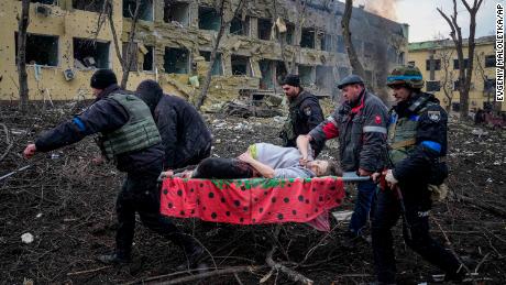 Bombardování nemocnice na Ukrajině zvyšuje napětí, protože USA a jejich spojenci musí udělat více, aby zastavili Rusko