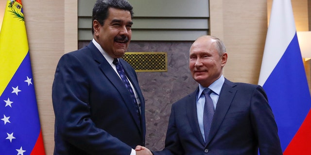 Ruský prezident Vladimir Putin si podává ruku se svým venezuelským protějškem Nicolasem Madurem