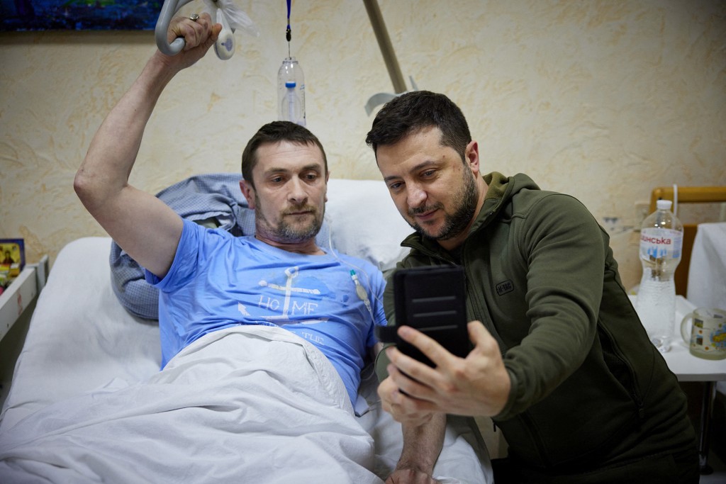 Ukrajinský prezident navštívil nemocnici uprostřed pokračující ruské invaze. 