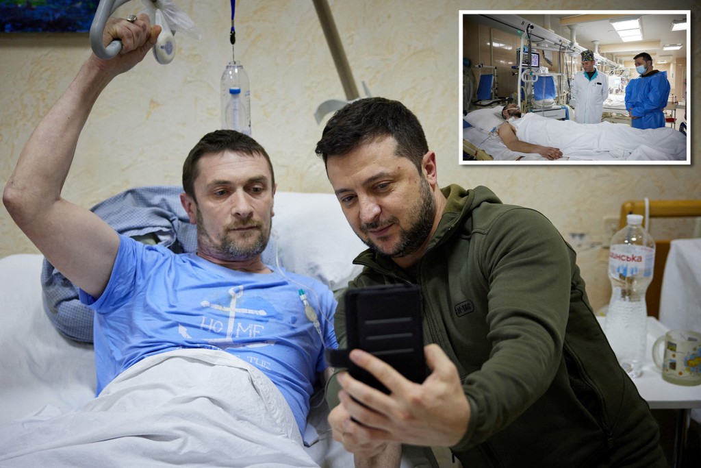 Zelenskyj navštěvuje zraněné vojáky v kyjevské nemocnici
