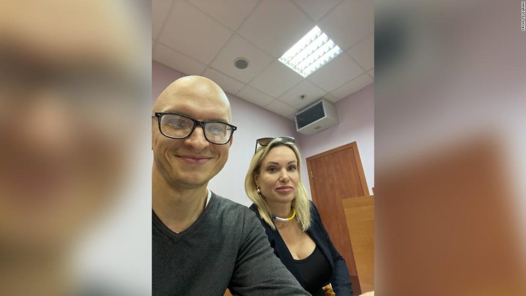 Marina Ovsianikovová: Ruská televizní reportérka, která protestovala proti ukrajinské válce ve vzduchu, se objevila u soudu