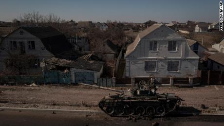 Zničený tank sedí na ulici po bojích mezi ukrajinskými a ruskými silami na hlavní silnici poblíž Brovary severně od Kyjeva na Ukrajině, čtvrtek 10. března 2022.