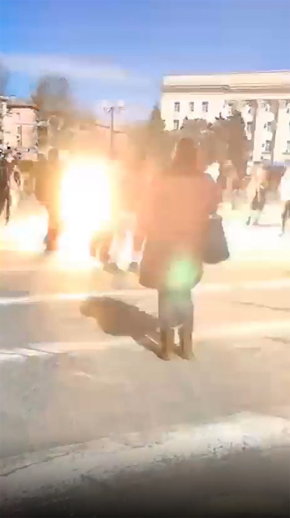 Video na Twitteru ukazuje následky střelby ruských sil do davu demonstrantů, někteří nesoucí ukrajinské vlajky, podél ulice Ushakova v Chersonu na Ukrajině, 21. března 2022