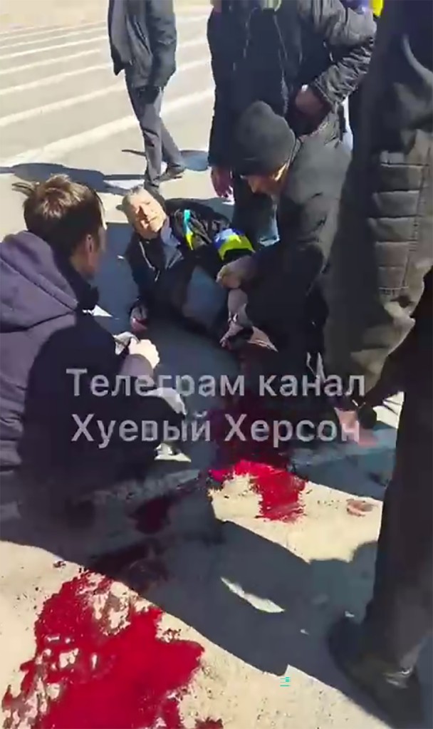 Video telegramu ukazuje následky střelby ruských sil do davu demonstrantů, z nichž někteří nesli ukrajinské vlajky, podél ulice Ushakova v Chersonu na Ukrajině, 21. března 2022. https://t.me/hueviyherson/14783