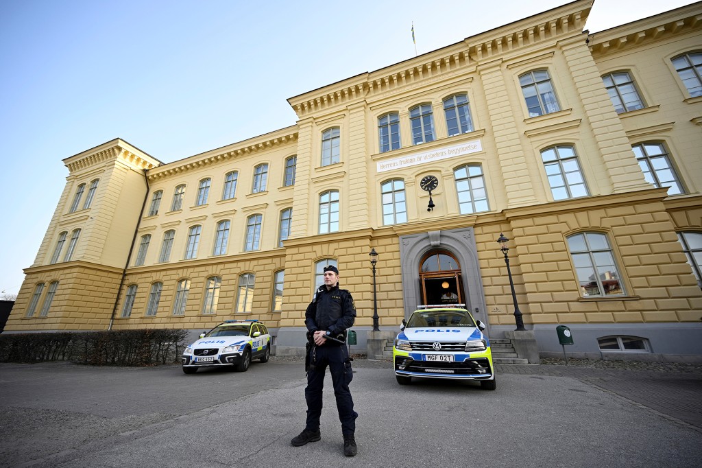 Policista stojí před latinskou školou v Malmö ve švédském Malmö v úterý 22. března 2022.