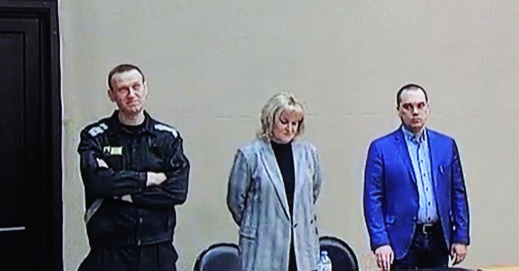Kritik Kremlu Navalnyj odsouzen k devíti letům vězení, právníci zatčeni
