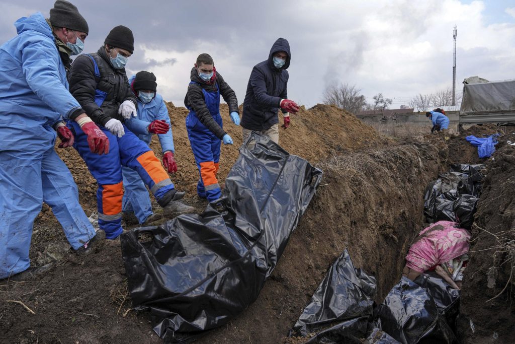 Obležené ukrajinské město Mariupol pohřbívá mrtvé do hromadného hrobu