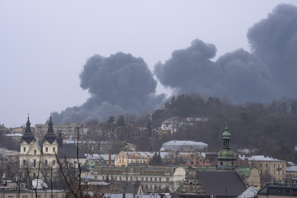 Raketové útoky zasáhly ukrajinský Lvov, když Biden navštívil Polsko