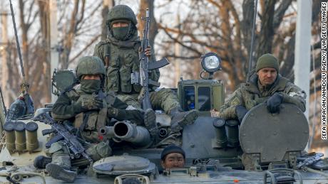 Rusko tvrdí, že se jeho armáda přeskupuje.  Další může být masivní útok na východní Ukrajinu