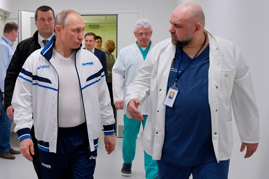 Ruský prezident Vladimir Putin mluví 23. března 2020 s vedoucím nemocnice Komunarka Denisem Protenko o koronaviru.