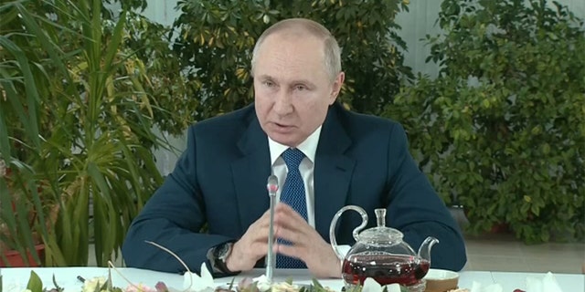 Ruský prezident Vladimir Putin hovoří s letuškami v komentářích odvysílaných státní televizí v sobotu 5. března 2022. 
