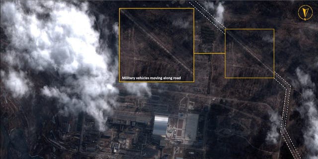 Satelitní snímek s překryvnou grafikou ukazuje vojenská vozidla vedle jaderné elektrárny v Černobylu v Černobylu na Ukrajině 25. února 2022.