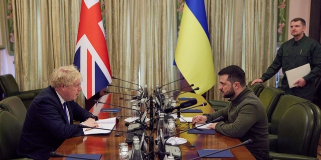 Britský premiér Boris Johnson se v sobotu 9. března 2022 setkal v Kyjevě s ukrajinským prezidentem Volodymyrem Zelenským.