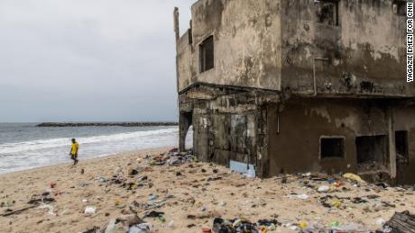 Zatímco se země dohadují, kdo by měl platit za klimatickou krizi, komunitu na ostrově Lagos pohltí moře 