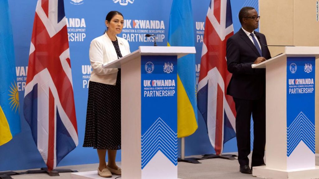 Dohoda o migrantech mezi Británií a Rwandou: Velká Británie oznámila kontroverzní plán poslat žadatele o azyl do Rwandy