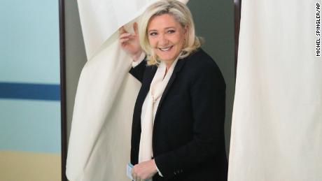 Francouzská krajně pravicová kandidátka Marine Le Penová odevzdala svůj hlas v neděli v Henin-Beaumont na severu Francie.