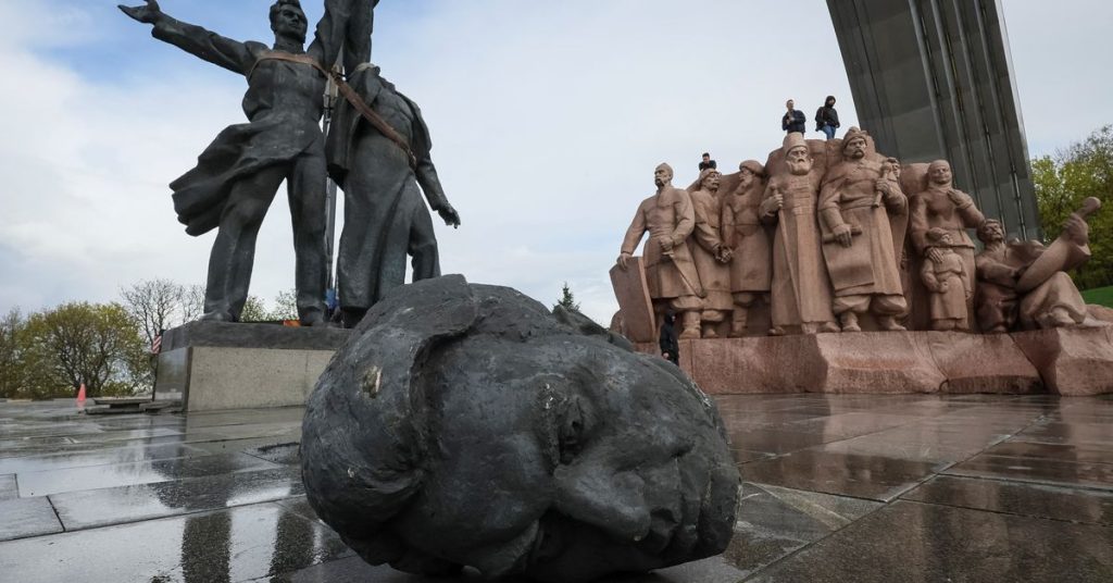 Kyjev bourá pomník ze sovětské éry symbolizující rusko-ukrajinské přátelství