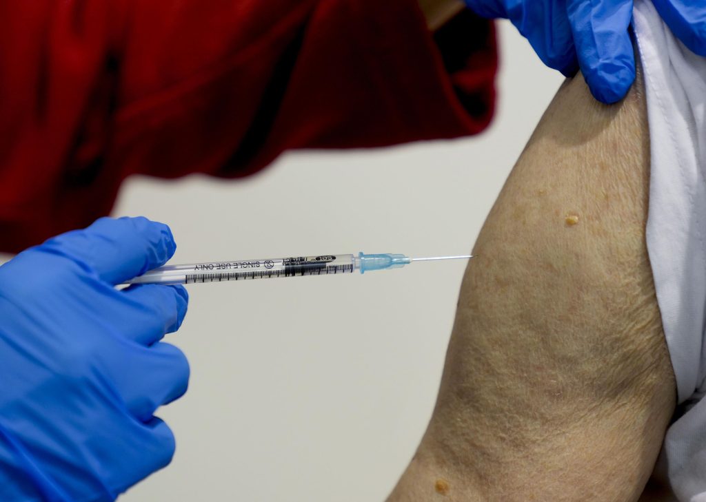 Muž v Německu dostane 90 injekcí COVID-19 za prodej falešných povolení